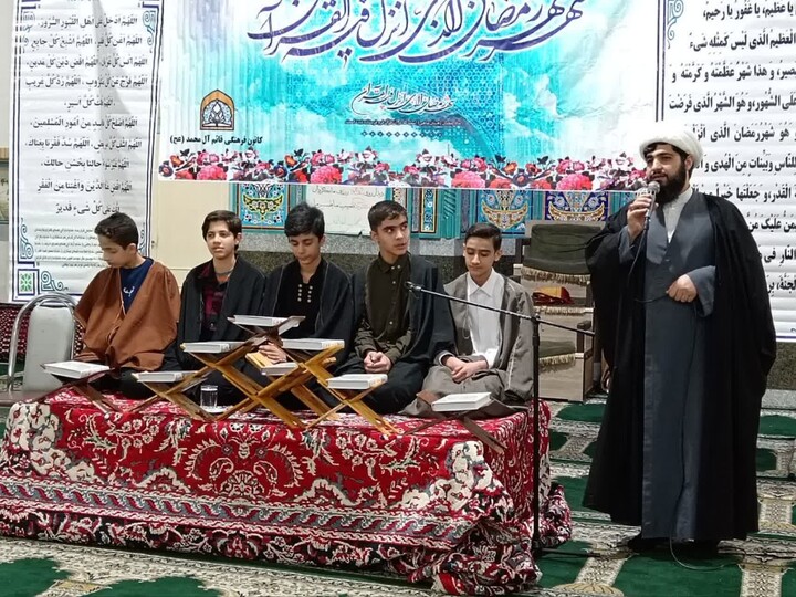 تصاویر / محفل انس با قرآن کریم با حضور طلاب مدرسه علمیه شیخ علیخان زنگنه تویسرکان