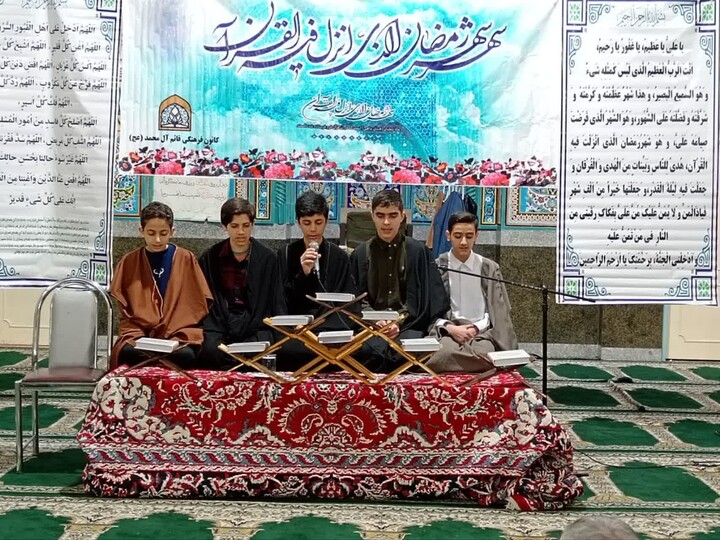 تصاویر / محفل انس با قرآن کریم با حضور طلاب مدرسه علمیه شیخ علیخان زنگنه تویسرکان