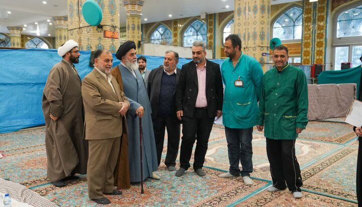 بازدید تولیت آستان مسجد جمکران از سفره بزرگ افطاری زائران + عکس