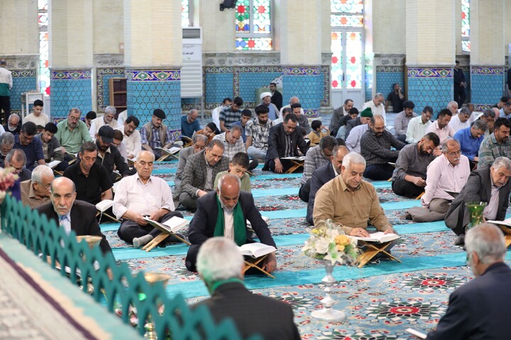 تصاویر/ آیین ترتیل خوانی قرآن کریم در امامزاده سید جعفر(ع) محمد استان یزد
