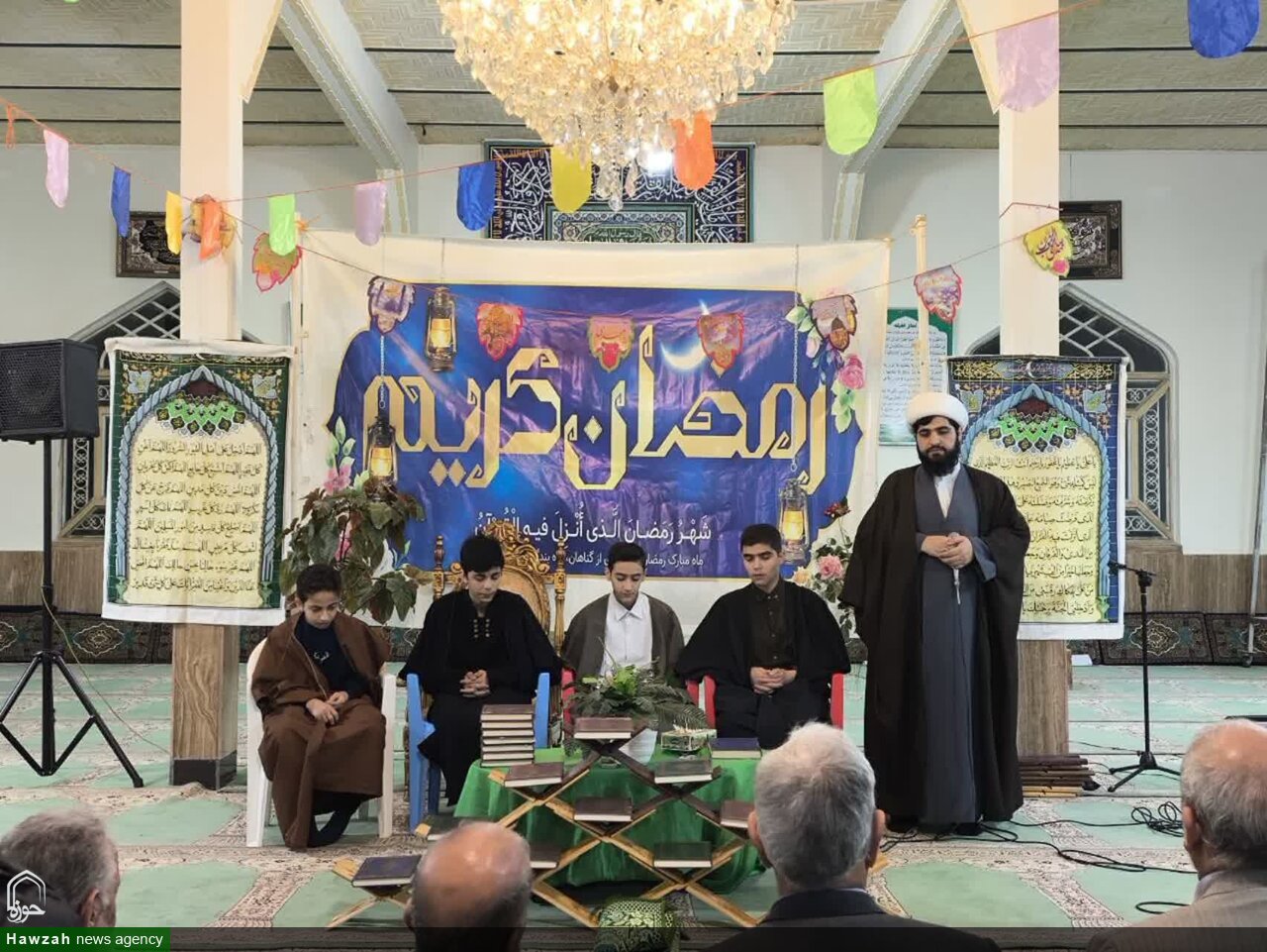 تصاویر / محفل انس با قرآن کریم با حضور طلاب مدرسه علمیه شیخ علیخان زنگنه تویسرکان