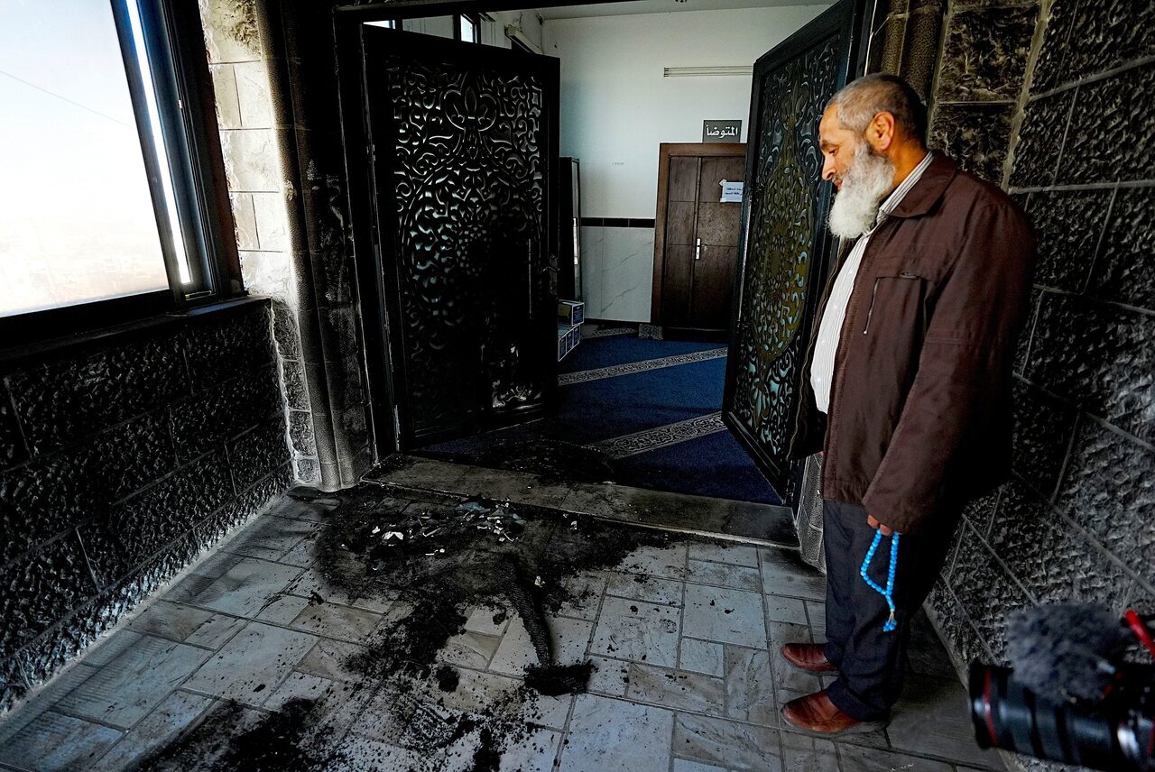 Israel Bakar Sebuah Masjid di Tepi Barat