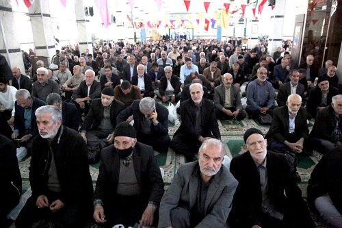 مسئولان حل مشکلات معیشتی را با جدیت دنبال کنند