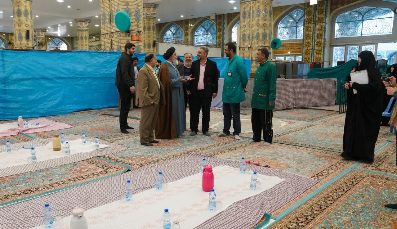 بازدید تولیت آستان مسجد جمکران از سفره بزرگ افطاری زائران + عکس
