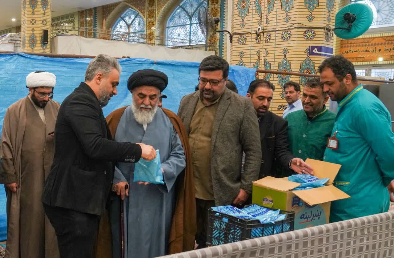 بازدید تولیت آستان مسجد جمکران از سفره بزرگ افطاری زائران + عکس