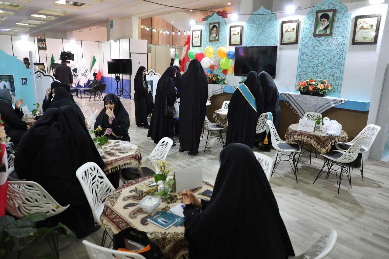 حضور فعال حوزه‌های علمیه خواهران در نمایشگاه قرآن؛ از راه‌اندازی کافه قرآن و حدیث تا برگزاری جلسات تفسیر