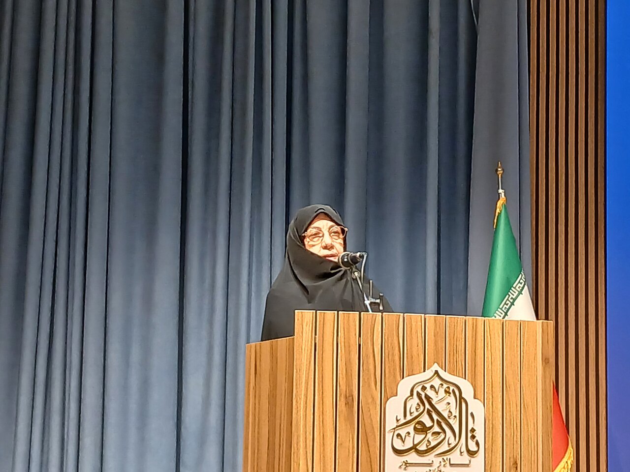 حضرت خدیجه(س) وبانو گوهرشاد الگوی زندگی امروز جامعه هستند