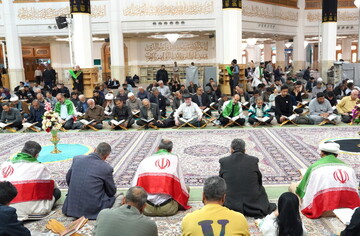 تصاویر/ احترام به پرچم مقدس ایران در آیین ترتیل‌خوانی حرم مطهر بانوی کرامت