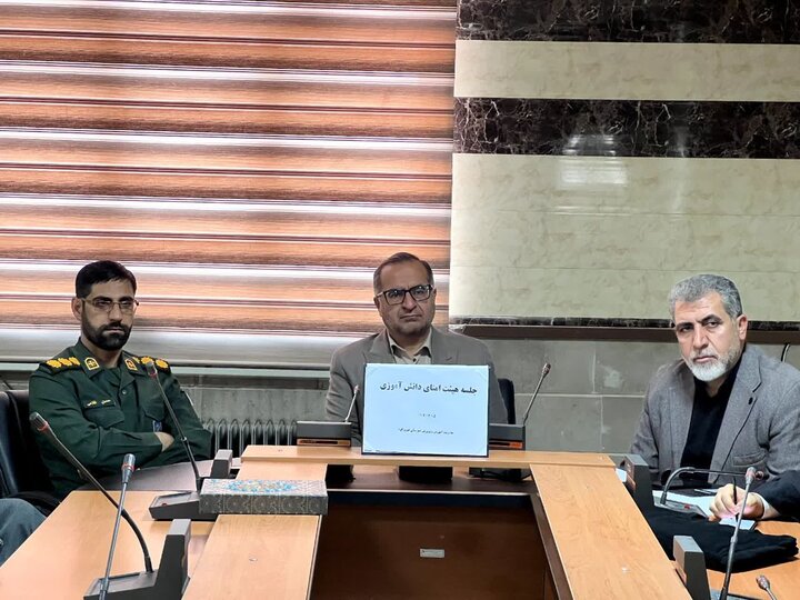 تصاویر/ جلسه هیئت امنای دانش‌آموزی شهرستان فیروزکوه با فرماندار این شهرستان