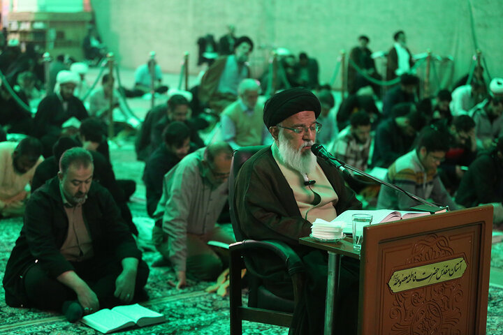 «نجوای بندگی» زائران حرم بانوی کرامت در سحرهای ماه مبارک رمضان