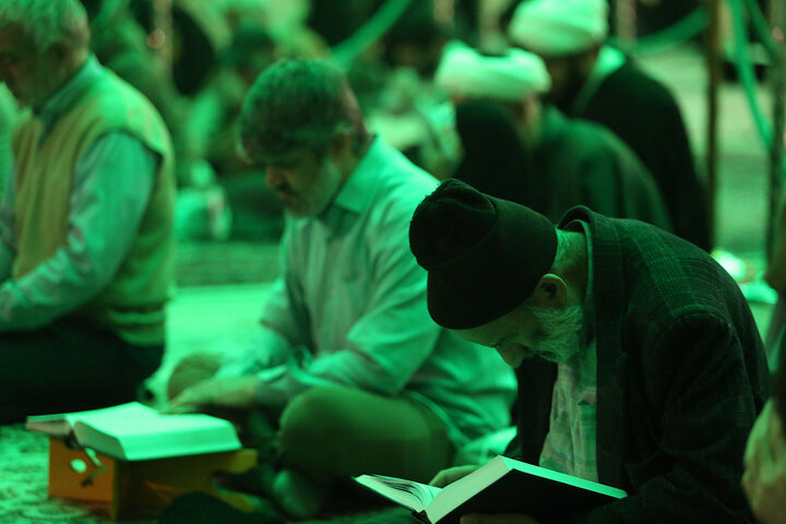 «نجوای بندگی» زائران حرم بانوی کرامت در سحرهای ماه مبارک رمضان