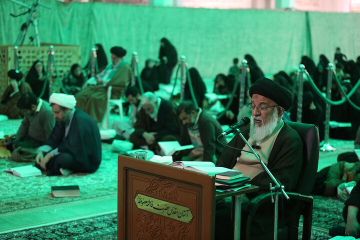 «نجوای بندگی» زائران حرم بانوی کرامت در سحرهای ماه مبارک رمضان
