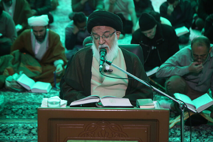 «نجوای بندگی» زائران حرم بانوی کرامت در سحرهای ماه مبارک رمضان