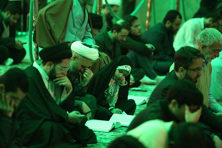 «نجوای بندگی» زائران حرم بانوی کرامت در سحرهای ماه مبارک رمضان