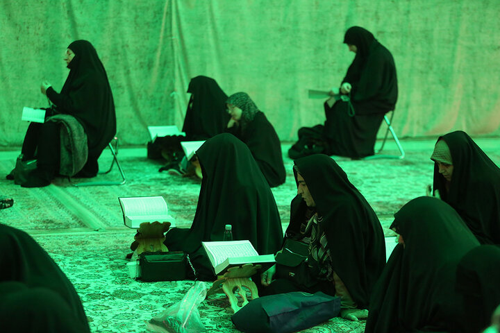«نجوای بندگی» زائران حرم بانوی کرامت در سحرهای ماه مبارک رمضان