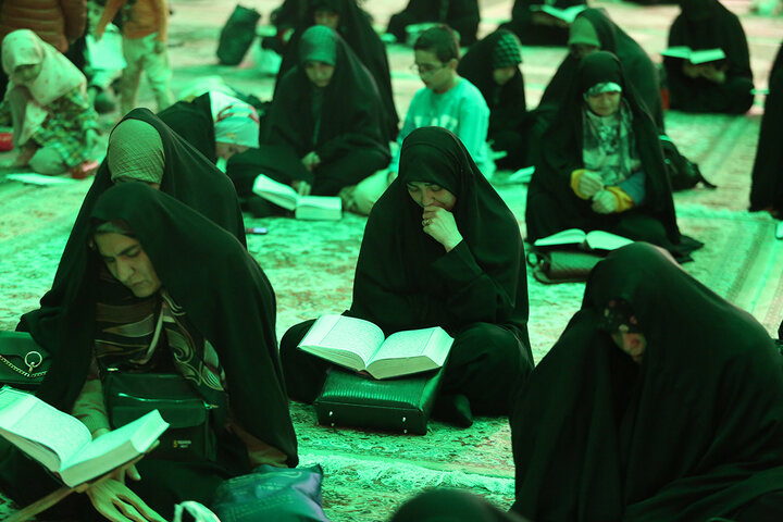 «نجوای بندگی» زائران حرم بانوی کرامت در سحرهای ماه مبارک رمضان