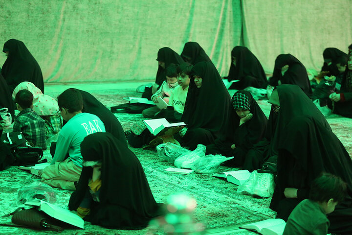 «نجوای بندگی» زائران حرم بانوی کرامت در سحرهای ماه مبارک رمضان
