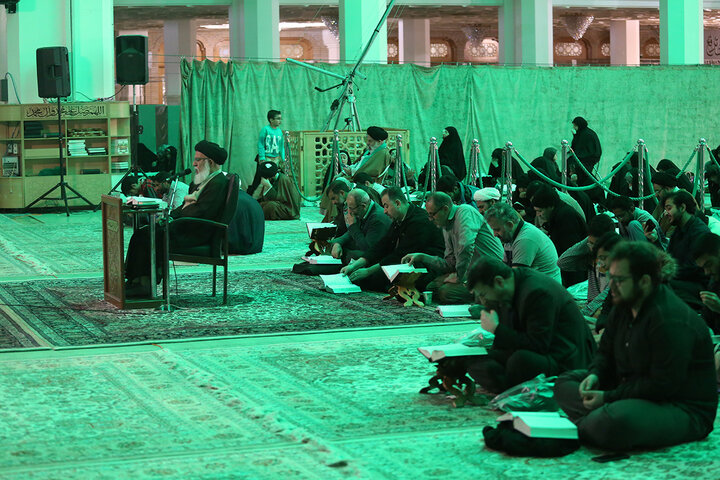 «نجوای بندگی» زائران حرم بانوی کرامت در سحرهای ماه مبارک رمضان