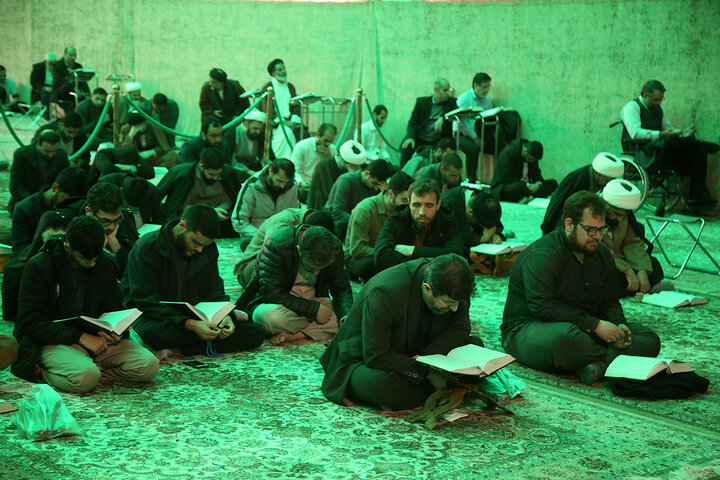 «نجوای بندگی» زائران حرم بانوی کرامت در سحرهای ماه مبارک رمضان