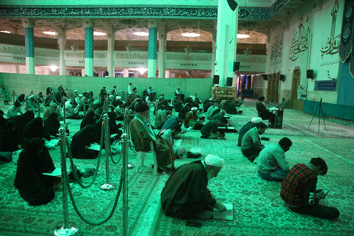 «نجوای بندگی» زائران حرم بانوی کرامت در سحرهای ماه مبارک رمضان