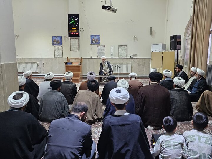 نشست نماینده ولی‌فقیه در کردستان با مبلغین اعزامی ماه مبارک رمضان کامیاران
