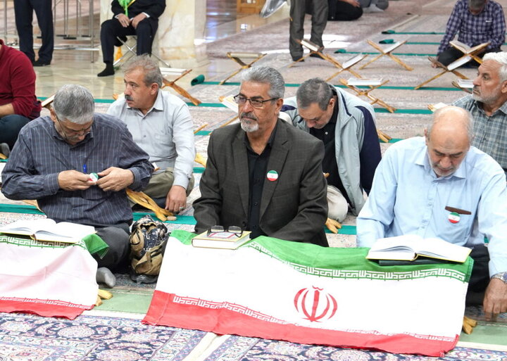 ابراز ارادت به پرچم مقدس ایران در آیین ترتیل‌خوانی حرم مطهر بانوی کرامت