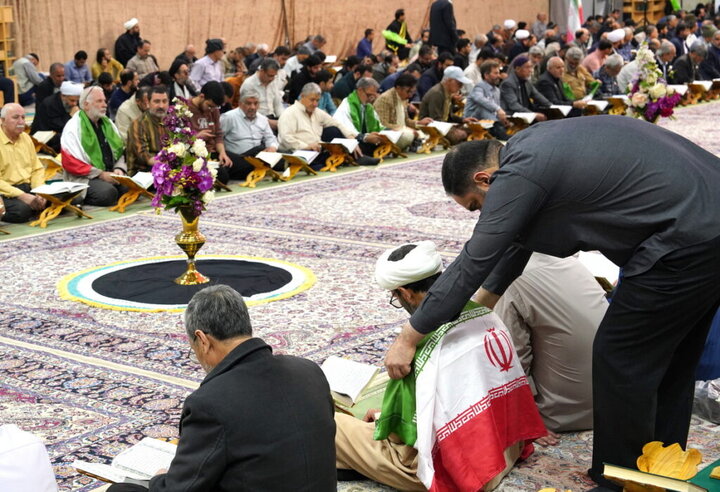 ابراز ارادت به پرچم مقدس ایران در آیین ترتیل‌خوانی حرم مطهر بانوی کرامت
