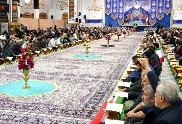 ابراز ارادت به پرچم مقدس ایران در آیین ترتیل‌خوانی حرم مطهر بانوی کرامت