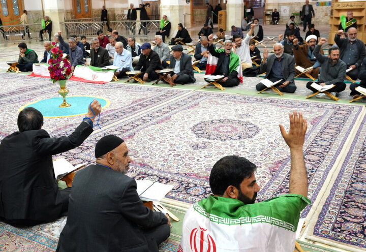 ابراز ارادت به پرچم مقدس ایران در آیین ترتیل‌خوانی حرم مطهر بانوی کرامت