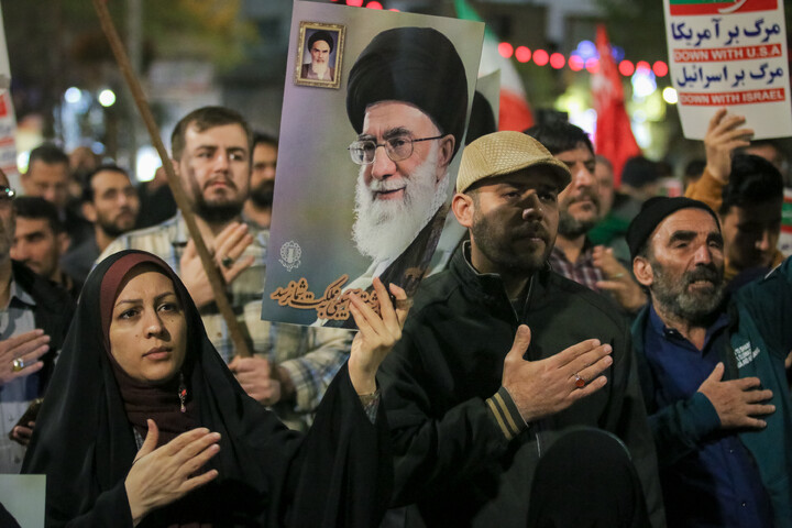 تصاویر/ تجمع مردم قم در امامزاده موسی مبرقع ع در پی حمله آمریکا و اسرائیل به ایران