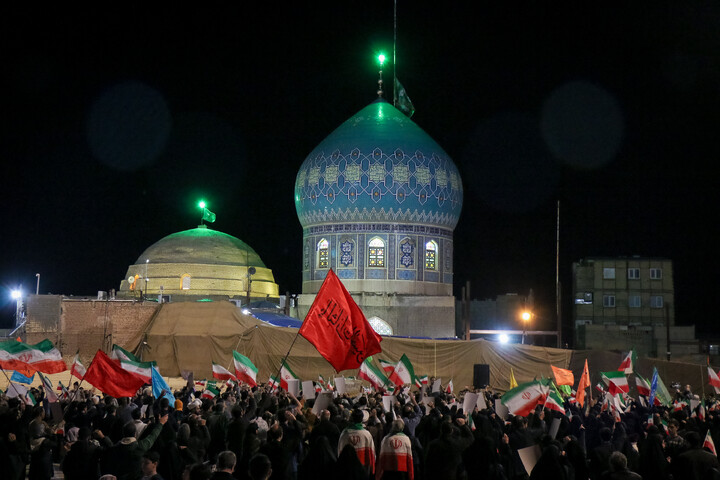 تصاویر/ تجمع مردم قم در امامزاده موسی مبرقع ع در پی حمله آمریکا و اسرائیل به ایران