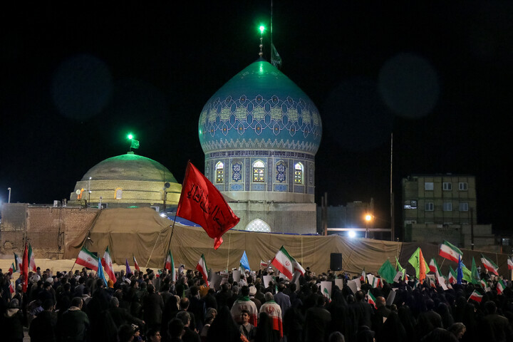 تصاویر/ تجمع مردم قم در امامزاده موسی مبرقع ع در پی حمله آمریکا و اسرائیل به ایران