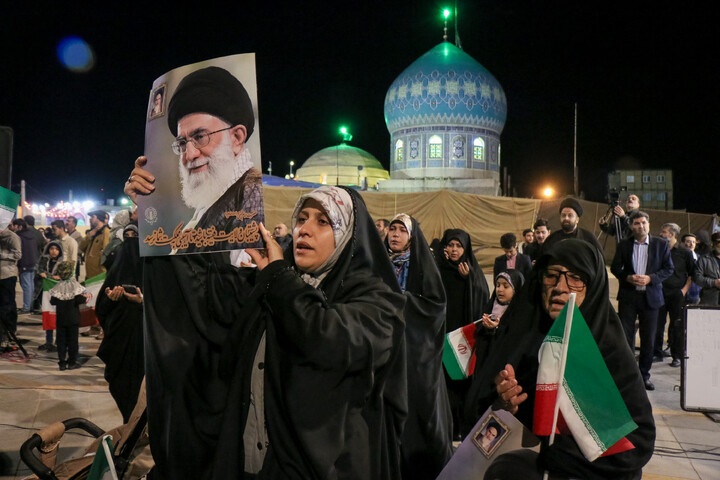 تصاویر/ تجمع مردم قم در امامزاده موسی مبرقع ع در پی حمله آمریکا و اسرائیل به ایران