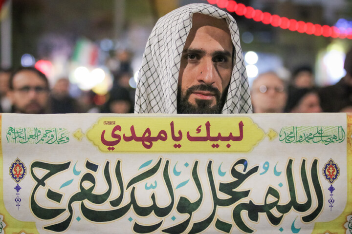 تصاویر/ تجمع مردم قم در امامزاده موسی مبرقع ع در پی حمله آمریکا و اسرائیل به ایران