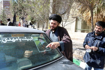 تصاویر/ پخش تصاویر شهید امام خامنه ای توسط طلاب غیرایرانی