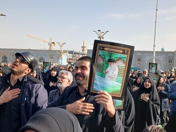 سوگواری زائران و مجاوران حضرت رضا(ع) در شهادت امام خامنه‌ای