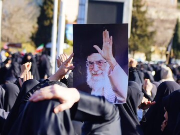 تصاویر/ تجمع خودجوش مردمی در میدان ۲۲ بهمن خرم آباد پس از اعلام خبر شهادت رهبر معظم انقلاب اسلامی