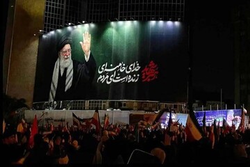 «رهبر شهید» روی دیوارنگاره میدان ولیعصر (عج) نقش بست