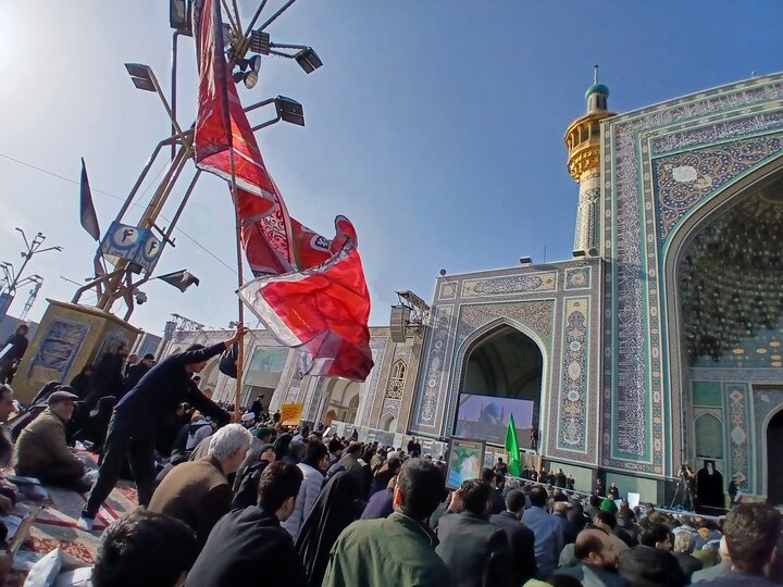تصاویر/ اجتماع و سوگواری زائران ومجاوران در حرم رضوی