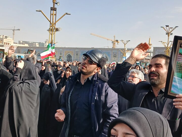 تصاویر/ اجتماع و سوگواری زائران ومجاوران در حرم رضوی