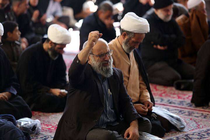 صحن‌های حرم حضرت معصومه(س) مملو از مردم سوگوار رهبر شهید انقلاب