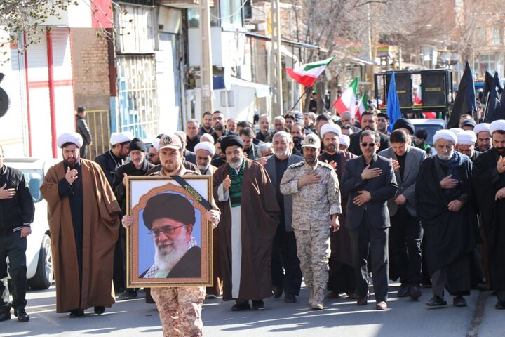 تصاویر / عزاداری خیابانی مردم شهرستان ماکو در پی شهادت قائد امت، حضرت آیت الله العظمی امام خامنه ای ( قدس سره)