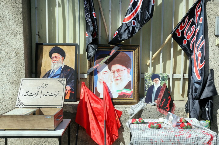 تصاویر/ پخش تصاویر شهید امام خامنه ای توسط طلاب خارجی
