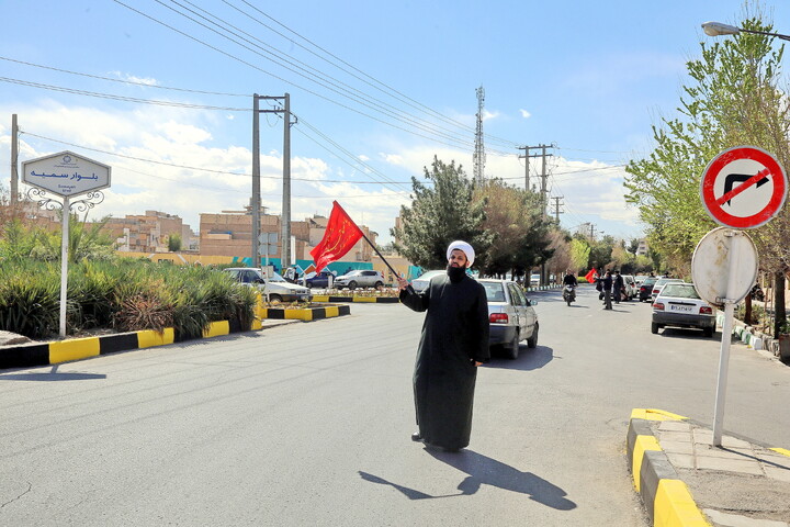 تصاویر/ پخش تصاویر شهید امام خامنه ای توسط طلاب خارجی