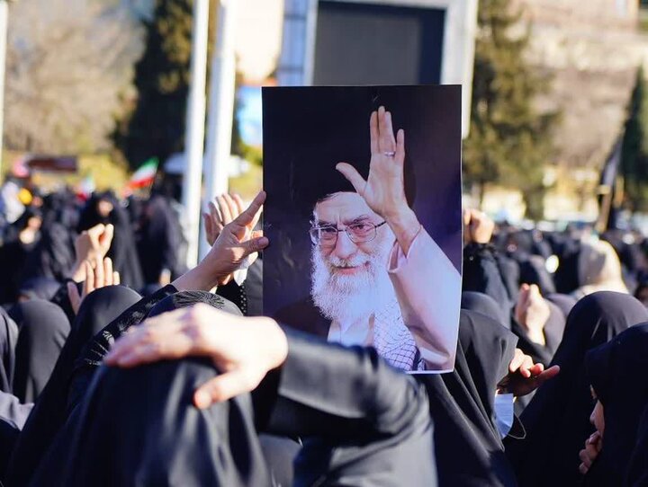تصاویر/ تجمع خودجوش مردمی در میدان ۲۲ بهمن خرم آباد پس از اعلام خبرشهادت رهبر معظم انقلاب اسلامی