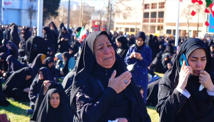 تصاویر/ تجمع خودجوش مردمی در میدان ۲۲ بهمن خرم آباد پس از اعلام خبرشهادت رهبر معظم انقلاب اسلامی