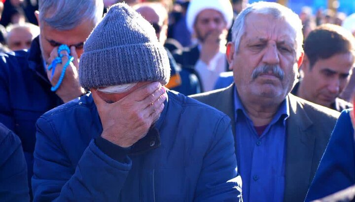 تصاویر/ تجمع خودجوش مردمی در میدان ۲۲ بهمن خرم آباد پس از اعلام خبرشهادت رهبر معظم انقلاب اسلامی