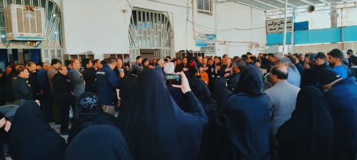 تصاویر/ تجمع خودجوش مردمی در میدان ۲۲ بهمن خرم آباد پس از اعلام خبرشهادت رهبر معظم انقلاب اسلامی