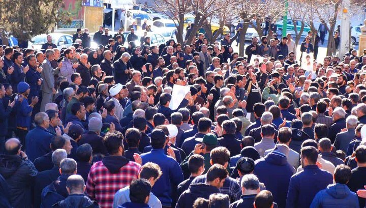 تصاویر/ تجمع خودجوش مردمی در میدان ۲۲ بهمن خرم آباد پس از اعلام خبرشهادت رهبر معظم انقلاب اسلامی
