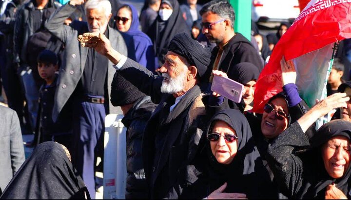 تصاویر/ تجمع خودجوش مردمی در میدان ۲۲ بهمن خرم آباد پس از اعلام خبرشهادت رهبر معظم انقلاب اسلامی